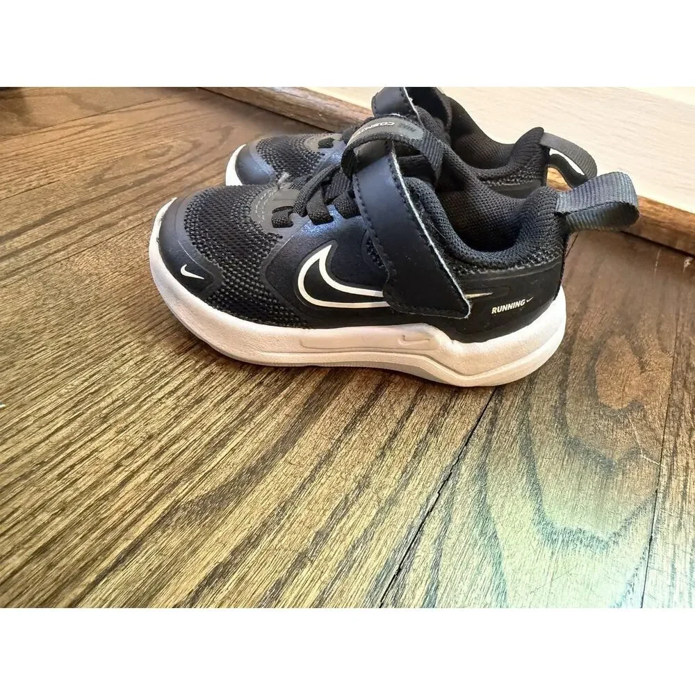 Nike Cosmic Runner Little Kids Sneaker Black Sz 5c